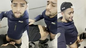 fodendo a gay rabuda no banheiro da academia