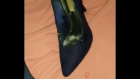 Gozando escondido no sapato Scarpin Mariota da prima de madrugada!