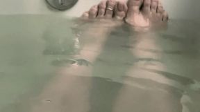 Natural bathtub toes, hairy bush, water play, pale Hungarian milf feet, foot fetish
