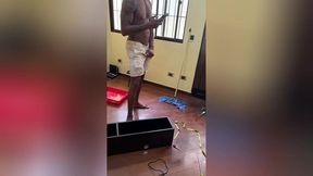 novinho branquinho chama um tecnico de tv para fazer um servicoes e descobre que ele e dotado