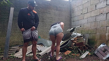 Comendo garota na festa, nos fundos do s&iacute_tio