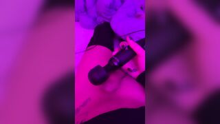 TS USES A VIBRATOR TO CUM (mobile)