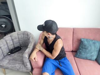 El cornudo de mi marido me deja sola y me aprovecho para llamar a mi vecino a que me folle duro