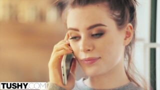 Lana Rhoades dan Adriana Chechik menerima penetrasi anal yang intens