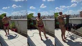 regando as plantas e estendendo roupa peladao