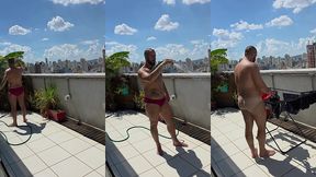 regando as plantas e estendendo roupa peladao