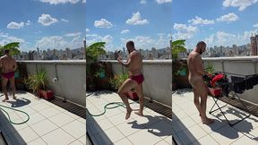 regando as plantas e estendendo roupa peladao