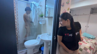 فطيرة كريمة شرجية لزجة لفتاة لاتينية هاوية تبلغ من العمر 18 عامًا