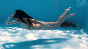 ”Hot Hungarian Fernanda Swims With Nude Passion”