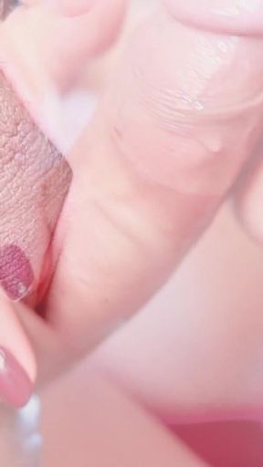 Enjoy Watching a Blowjob up Close Until My Mouth Is Full of Milk