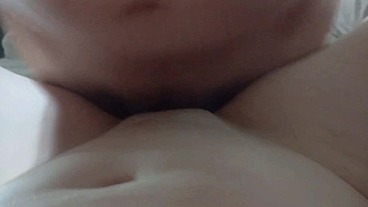Sexo quente no sofá da sala até gozar na buceta da ruiva