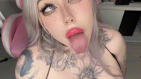 gamer girl didn t turn off her stream and fucked herself hard right in front of the camera during the stream
