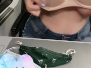 Teen aus Österreich zeigt im Zug ihre Riesentitten (öffentlich) - DildoLove19