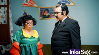 Man rövknullar perfekt kropp 18 år gammal latinamerikansk tonårshora och fyller hennes rumpa med sperma