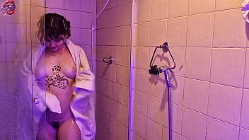 Preparando a bucetinha, deixando ela bem lisinha pra ser usada por uma pica preta