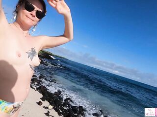 Adventurous amateur pair dares to have sex on a public beach
