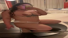 sera que eu tento subir no pole dance ?