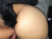 Su primera vez metiéndole un plug anal de gatita y le encanta