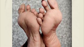 Goddess feet with beautifully wrinkled soles (1)