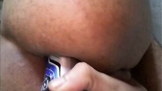 Puto passivo com as calcinhas da trava dotada