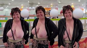 seins dehors dans le rayon du magasin !