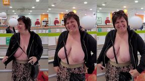 seins dehors dans le rayon du magasin !