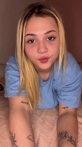 Teen onlyfan shows off her tits