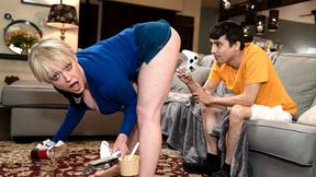 ”Huge tits mature stepmum Dee Williams sucks & rides gamer stepson”