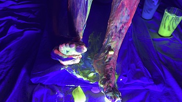 Glow in The Dark UV Gunging – Legs & Feet!