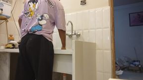 Kitchen mein khane pakate pakate apni madam ki yad a gai