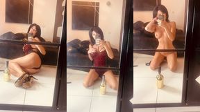 moment coquin devant ma glace , je termine nue