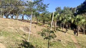 peguei a loira no mato tocando uma com a minha esposa e pegamos ela sem do