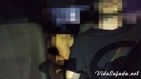 levei minha esposinha e o comedor dela pro motel.. os safados foram se pegando, ela chupando e sentando no pau do comedor no banco de tras