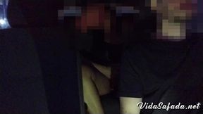 levei minha esposinha e o comedor dela pro motel.. os safados foram se pegando, ela chupando e sentando no pau do comedor no banco de tras