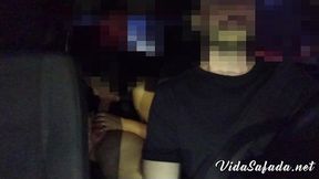 levei minha esposinha e o comedor dela pro motel.. os safados foram se pegando, ela chupando e sentando no pau do comedor no banco de tras