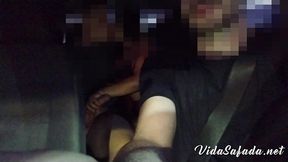 levei minha esposinha e o comedor dela pro motel.. os safados foram se pegando, ela chupando e sentando no pau do comedor no banco de tras