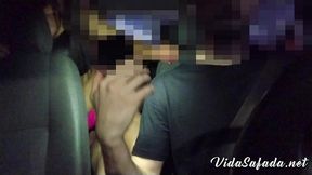 levei minha esposinha e o comedor dela pro motel.. os safados foram se pegando, ela chupando e sentando no pau do comedor no banco de tras