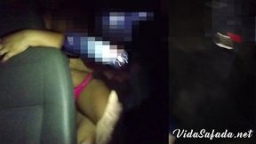 levei minha esposinha e o comedor dela pro motel.. os safados foram se pegando, ela chupando e sentando no pau do comedor no banco de tras