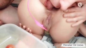 le pedi sexo suave y me hizo garganta profunda y anal intenso .me uso de recipiente para su fetiche de comida. adoracion de la saliva