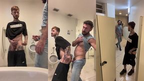 musculoso me fudeu sem capa no banheirao