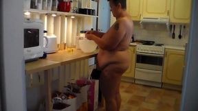 Nude amateur brunette bakes with big boobs and huge ass