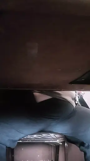 Een eenzaam meisje wordt betrapt op zichzelf spelen en op straat cums.