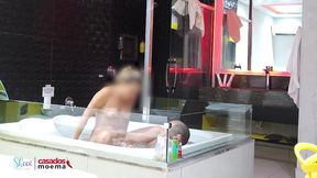 gozando igual uma puta na rola dele dentro da banheira