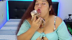 latina sexy, influencer quiere darle una mamada profunda a sus tacones altos para complacer a un seguidor