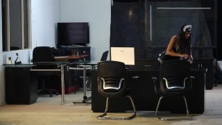 Een cosplayer verkleed als dienstmeisje vindt een dildo tijdens het schoonmaken van het kantoor en wordt ondeugend.