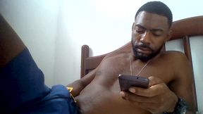 batendo uma punheta assistindo porno no xvideos e gozando gostoso