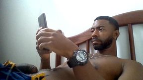 batendo uma punheta assistindo porno no xvideos e gozando gostoso