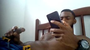 batendo uma punheta assistindo porno no xvideos e gozando gostoso
