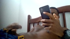 batendo uma punheta assistindo porno no xvideos e gozando gostoso
