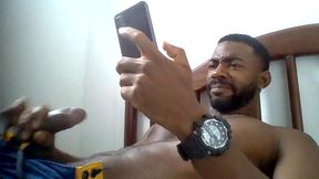 batendo uma punheta assistindo porno no xvideos e gozando gostoso
